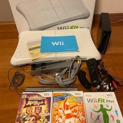 Wiiウィー本体とwiifitplusとソフト3本、コントローラ...