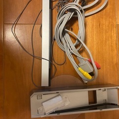 Wiiウィー本体とwiifitplusとソフト3本、コントローラーなど一式の画像