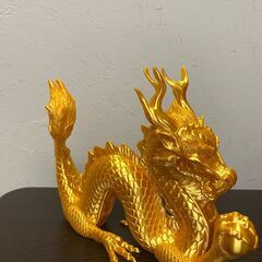 3Dプリントされた黄金のドラゴンの置物