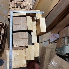 40cm前後の端材、段ボール1箱につきの画像