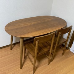 ダイニングテーブル　＆　ダイニングチェア