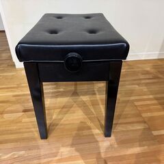 ピアノの椅子の画像