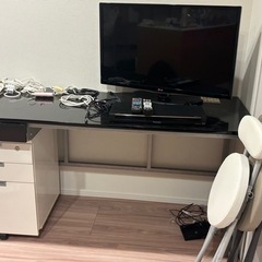 テレビ、テレビ台、デスク、椅子、スーツケースなど
