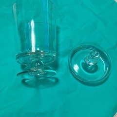 ガラスの蓋付き容器の画像