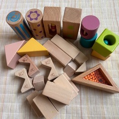 積み木　音の鳴る積み木と普通の積み木