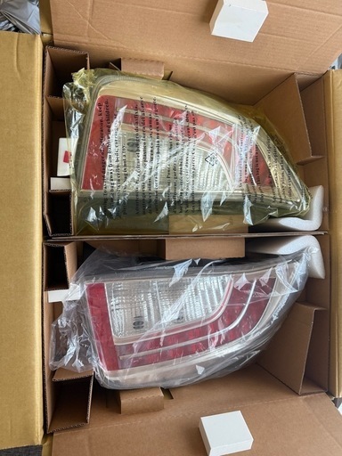 30プリウス後期純正テール