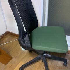 イトーキ　オフィスチェア　モスグリーン の画像
