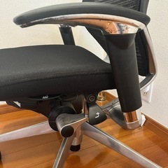 オカムラ バロンチェア 黒 肘付き  オフィスチェアの画像