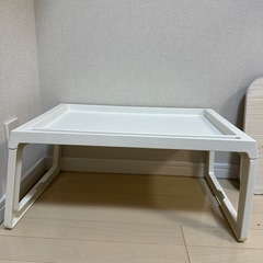 折りたたみ式テーブルの画像
