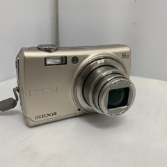 FUJIFILM デジタルカメラ FinePix F200 EXR シルバー FX-F200EXR の画像