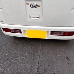 車のリアバンパーの交換をしてくださる方を探しています