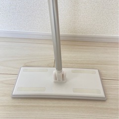 【新品】シートの取り付け楽チン！自立する"クイックルワイパー◆掃除用具の画像