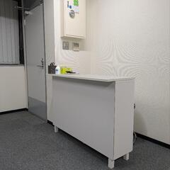 引取場所梅田　カウンター　机　棚