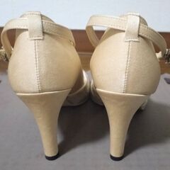 Le Chione ビジューバックルストラップパンプス(24.5cm)の画像