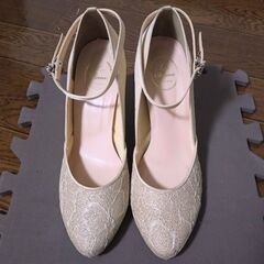 Le Chione ビジューバックルストラップパンプス(24.5cm)の画像