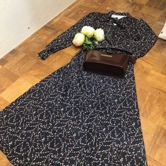 2点色違いのサイズＬの上品なワンピースです。の画像