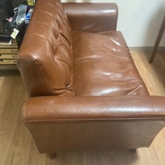 【24日まで】クラシカルな茶色い2人掛けソファの画像