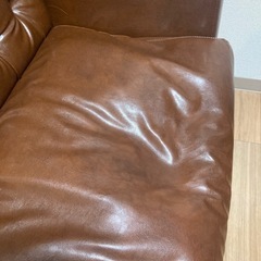 【24日まで】クラシカルな茶色い2人掛けソファの画像