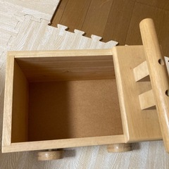 おもちゃ入れ乗り物の画像