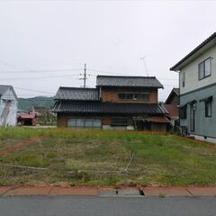 峰山駅へ徒歩3分の駅近物件で生活便利な立地環境の宅地です。
