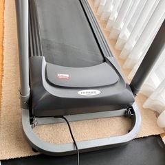 傾斜が自動調整できるランニングマシーンの画像