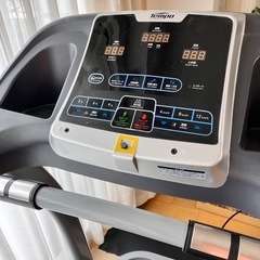 傾斜が自動調整できるランニングマシーンの画像