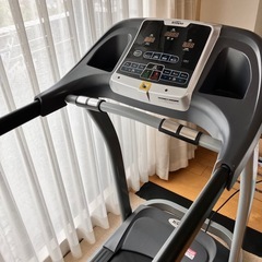 傾斜が自動調整できるランニングマシーンの画像