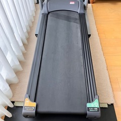 傾斜が自動調整できるランニングマシーンの画像