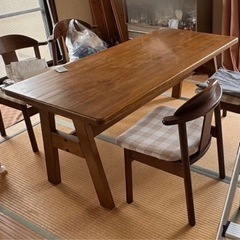 ダイニングテーブルと椅子