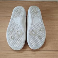 子供上靴　16センチ　花柄　白色に水色の縁取りの画像