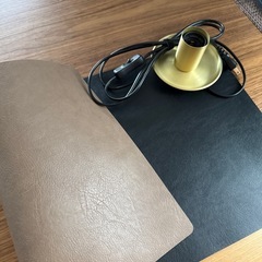 デスクマット+IKEA テーブルランプ　BARALUND Gold LUNNOMの画像