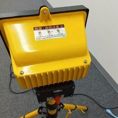 ★破棄期限近づき・値下げ★【ハロゲン投光器】配送可★三脚スタンド式 作業灯 現場用照明 工事用ライト 屋外対応 明るい照明器具 三脚式投光機 スタンドライト 幅200mm 高さ920mm コード長494cm 品川 東五反田の画像