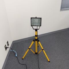 ★破棄期限近づき・値下げ★【ハロゲン投光器】配送可★三脚スタンド式 作業灯 現場用照明 工事用ライト 屋外対応 明るい照明器具 三脚式投光機 スタンドライト 幅200mm 高さ920mm コード長494cm 品川 東五反田の画像