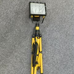 ★破棄期限近づき・値下げ★【ハロゲン投光器】配送可★三脚スタンド式 作業灯 現場用照明 工事用ライト 屋外対応 明るい照明器具 三脚式投光機 スタンドライト 幅200mm 高さ920mm コード長494cm 品川 東五反田の画像
