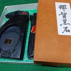 三重県熊野の特産品天然石那智黒硯と筆置き、文鎮のセット
