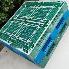 中古 プラスチック パレット ブルー１枚　グリーン２枚　割れ多数あり