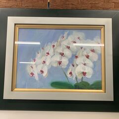ガラスの額縁に入った蘭の油絵です