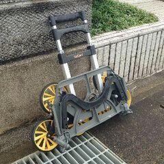 アップカート　3輪キャリーカート　段差・階段・カーブ・斜面・でこぼこ道にも対応　最大積載量45kg　高さ調整可　折り畳み可　アウトドア・レジャーにも便利の画像