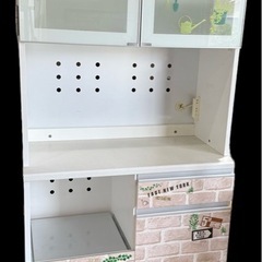 スライド引き出しで使い易い食器棚