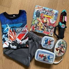 仮面ライダーグッズ6点セット、お弁当箱、光るパジャマ、絵本、おもちゃ