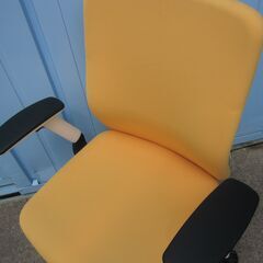 事務イス　肘あり　イエロー　ウチダ製クレネ　の画像