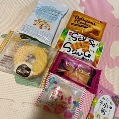少しですが、お菓子あげます