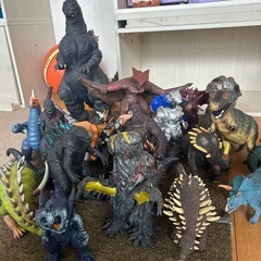怪獣フィギア　おもちゃ