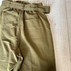 ② 　90%オフ　ケービーエフ　パンツ　春服　光沢　パンツ　オフィスカジュアル　カーキの画像