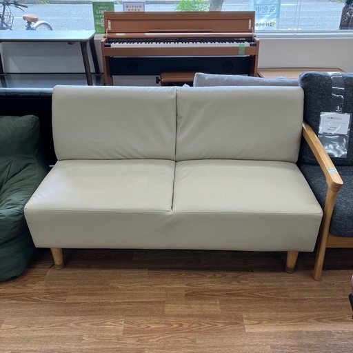 コンセント付きアームレスソファー　ニトリ　ヨゴレ有り　合皮　程度B ホワイト【取りに来れる方限定】