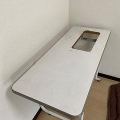 ミシンの机