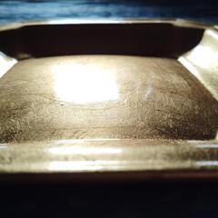 変わろうとする金の角皿の画像