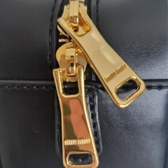 miu miu ブラックバッグの画像