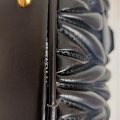 miu miu ブラックバッグの画像