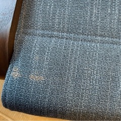 IKEAポエング　グレーの布製アームチェアとオットマンのセットの画像